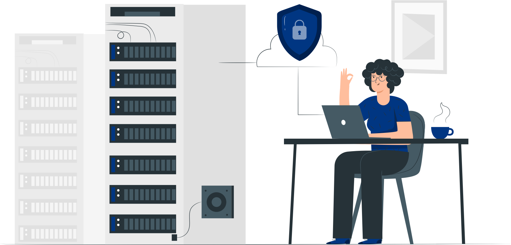 Kobieta przy biurku dbająca o bezpieczeństwo serwera dedykowanego